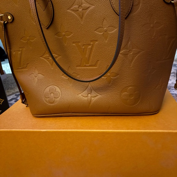 Louis Vuitton Neverfull MM Tan Tote - Picture 5 of 9